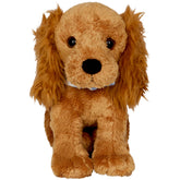 Vorderansicht des Kuscheltiers Cocker Spaniel Chip aus der Serie Lustige Tierparade von Die Spiegelburg. Der weiche, stehende Plüschhund in warmem Braunton blickt mit braun-schwarzen Knopfaugen und großer schwarzer Stupsnase direkt nach vorne. Mit seinen langen, puscheligen Schlappohren ist das detailgetreue Hunde-Stofftier ein treuer Gefährte zum Spielen und Kuscheln, ideal als Geschenk für Tierfreunde und Babys ab 0 Monaten.