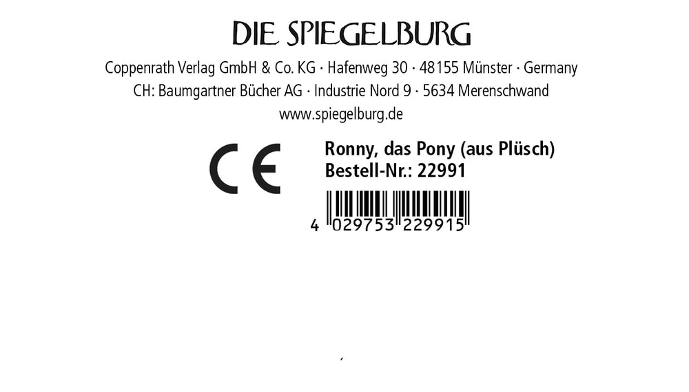 Das offizielle Textiletikett des Die Spiegelburg Plüschtiers Ronny das Pony vom Coppenrath Verlag GmbH &amp; Co. KG. Das Bild zeigt alle wichtigen Produktdaten des Kuschelponys für Kinder, einschließlich Artikelnummer, EAN-Code, Markenname und dem gesetzlichen CE-Kennzeichen.