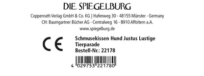 Das offizielle Textiletikett des Die Spiegelburg Dchmuskissens Hund Justus aus der Lustige Tierparade Serie vom Coppenrath Verlag GmbH &amp; Co. KG. Das Bild zeigt alle wichtigen Produktdaten des Schmussekissens für Kinder, einschließlich Artikelnummer, EAN-Code, Markenname und dem gesetzlichen CE-Kennzeichen.