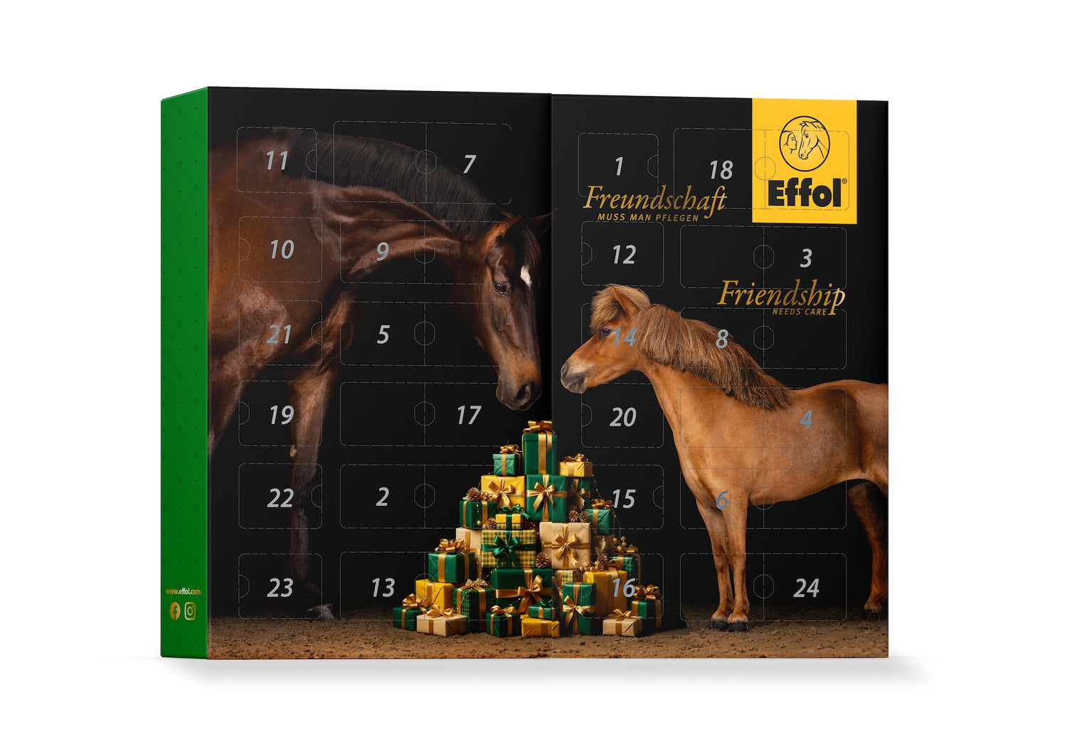 Aufgeklappter Effol Adventskalender 2026 mit 24 Türchen und festlichem, weihnachtlichem Pferdemotiv im Inneren. Der klappbare Pferde-Adventskalender ist der ideale Begleiter durch die Vorweihnachtszeit für Reiter und Pferdeliebhaber. Hinter den Türchen verbergen sich 24 nützliche Pflege-Überraschungen aus den Bereichen Pferdepflege, Lederpflege und Textilpflege für die gemeinsame Zeit mit Pony und Pferd im Stall.