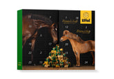 Aufgeklappter Effol Adventskalender 2026 mit 24 Türchen und festlichem, weihnachtlichem Pferdemotiv im Inneren. Der klappbare Pferde-Adventskalender ist der ideale Begleiter durch die Vorweihnachtszeit für Reiter und Pferdeliebhaber. Hinter den Türchen verbergen sich 24 nützliche Pflege-Überraschungen aus den Bereichen Pferdepflege, Lederpflege und Textilpflege für die gemeinsame Zeit mit Pony und Pferd im Stall.