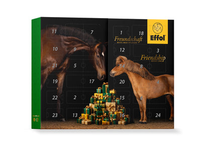 Aufgeklappter Effol Adventskalender 2026 mit 24 Türchen und festlichem, weihnachtlichem Pferdemotiv im Inneren. Der klappbare Pferde-Adventskalender ist der ideale Begleiter durch die Vorweihnachtszeit für Reiter und Pferdeliebhaber. Hinter den Türchen verbergen sich 24 nützliche Pflege-Überraschungen aus den Bereichen Pferdepflege, Lederpflege und Textilpflege für die gemeinsame Zeit mit Pony und Pferd im Stall.