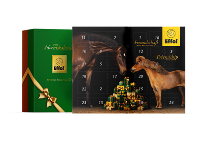 Bildkomposition des Effol Adventskalenders 2026: Links geschlossen, rechts aufgeklappt mit 24 Türchen und weihnachtlichem Pferdemotiv. Zu sehen sind ein Shetlandpony und ein dunkelbraunes Großpferd an einem Haufen Geschenke sowie das gelbe Effol-Logo mit dem Slogan „Freundschaft muss man pflegen“. Der Pferde-Adventskalender enthält 24 Überraschungen für Reiter und Pferd von Effol, effax und Hey Sport.