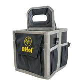 Leere, graue Effol Putztasche Mini Tote Bag in offener Form mit großem Tragegriff für den komfortablen Transport in der Stallgasse, auf dem Turnier oder unterwegs. Die Pferdepflegetasche bietet 4 gleich große, nach oben offene Fächer zum Befüllen mit Pflegemittelflaschen, Bürsten und Zubehör. Praktische kleine Seitentaschen dienen der Aufbewahrung von Leckerlis, Effol Niemals-Reißer Einflechtgummis oder Sporenriemen. Auf der Front-Klapptasche befindet sich der hochwertig eingestickte Effol Logo Schriftzug.