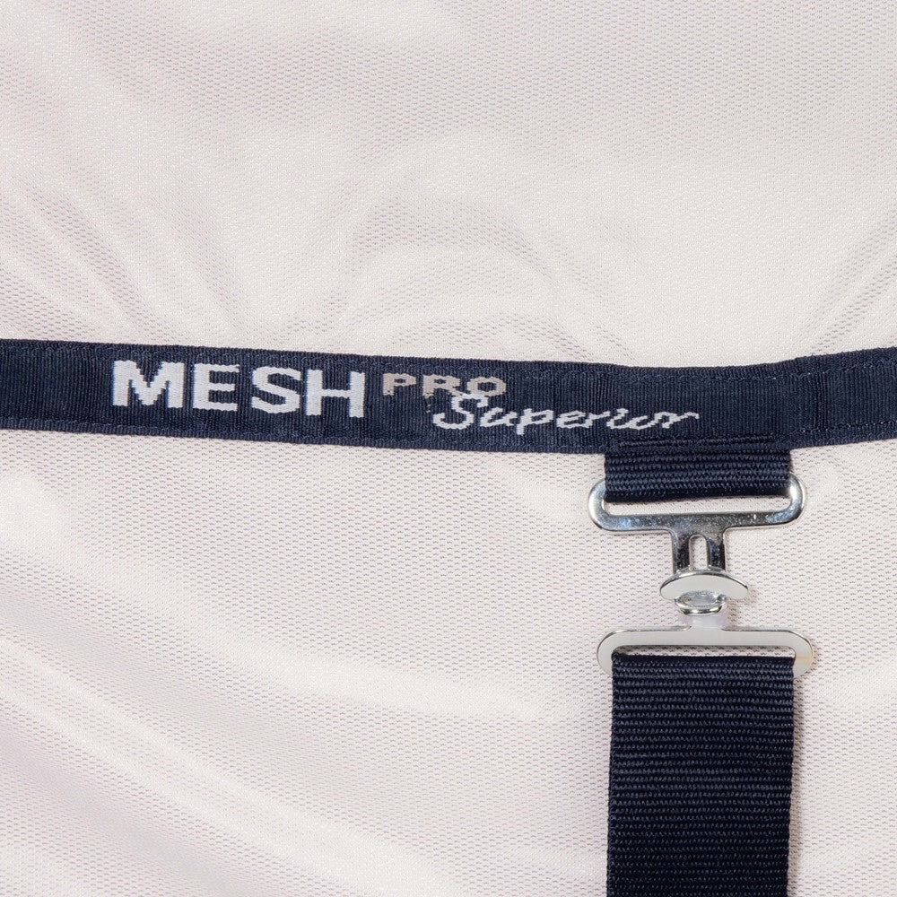 Detailaufnahme der Fliegendecke mit Bauchklappe: Robuster T-Verschluss am Bauchlatz und dunkelblaues Nahtband mit beigem Harry&