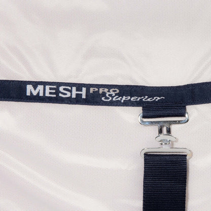 Detailaufnahme der Fliegendecke mit Bauchklappe: Robuster T-Verschluss am Bauchlatz und dunkelblaues Nahtband mit beigem Harry&