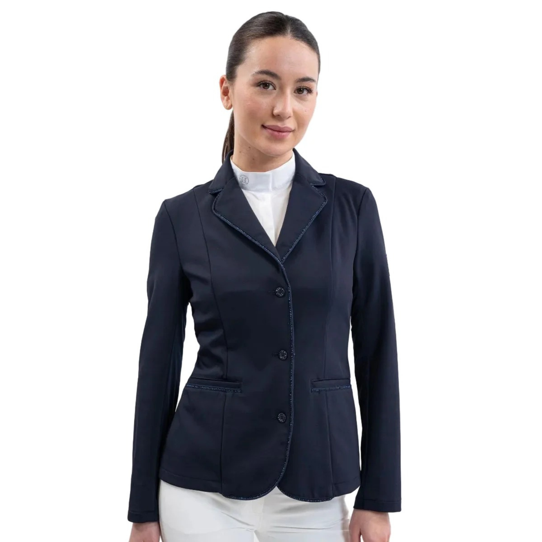 Eine Turnierreiterin präsentiert das feminine Harcour Damen Turnierjacket Oria in Navy, einem luxuriösen, dunkelblauen Farbton. Das figurbetonte Reitsakko mit hochelastischem Harcour-Riders-Stretch wird mit weißem Harcour Turniershirt und weißer Turnierreithose kombiniert. Die rahmende Glitzerlitze von Kragen bis Saum, betonte vordere Einschubtaschen sowie mit Kristallsteinen verzierte Knöpfe an Ärmeln und Verschluss machen die Reitjacke zum Blickfang.