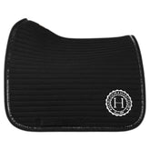 Harcour Dressurschabracke Karembar Black, passend für Dressursättel mit längerem Sattelblatt. Das Produktbild zeigt die horizontale Steppung und die schwarze Glitzerlitze. Perfekter Reitsport-Chic mit einem Hauch von Glitzer für Dressurreiter. 