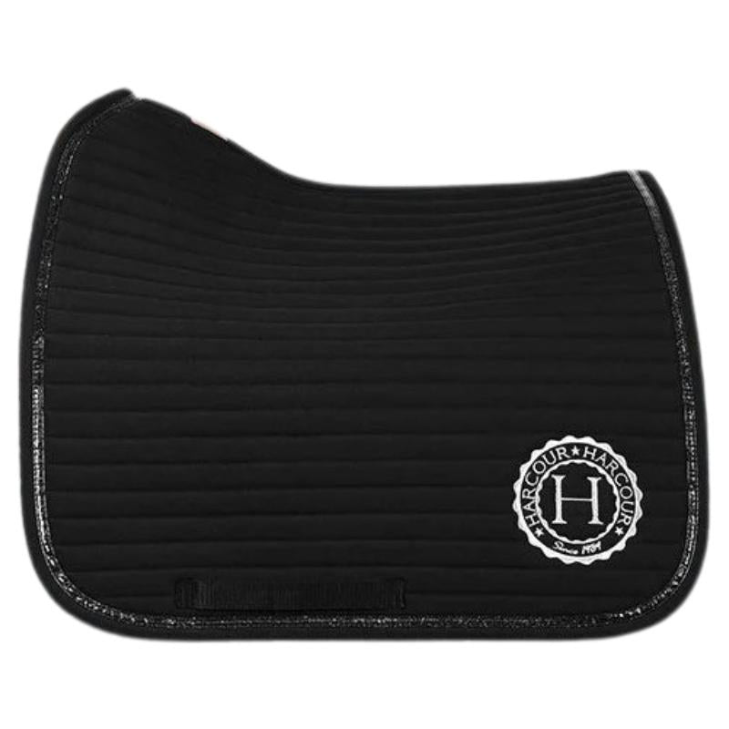 Harcour Dressurschabracke Karembar Black, passend für Dressursättel mit längerem Sattelblatt. Das Produktbild zeigt die horizontale Steppung und die schwarze Glitzerlitze. Perfekter Reitsport-Chic mit einem Hauch von Glitzer für Dressurreiter. 