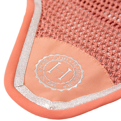 Nahaufnahme der handgehäkelten Harcour Fliegenhaube Fredy mit glitzernder Silber-Litze und Logo-Stickerei.