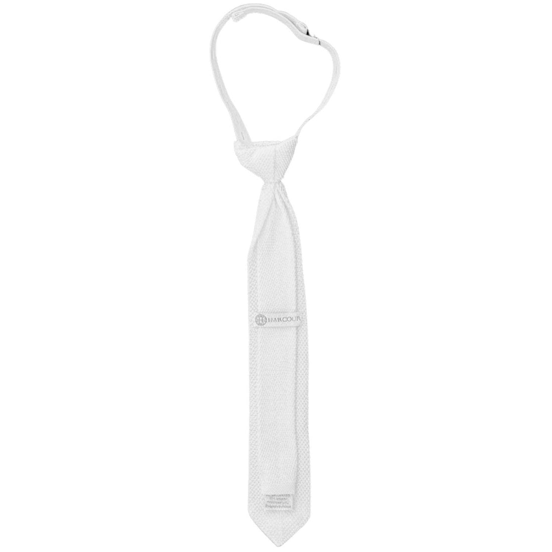 Rückansicht der weißen Harcour Corbi Turnierkrawatte für Herren mit edlem Logo-Batch auf der Innenseite. Das Easy-Close-System ermöglicht eine einfache Handhabung vor dem Turnierstart, selbst bei Aufregung und Eile. Das Harcour-Logo bündelt das vordere Ende für einen stets perfekten Sitz.
