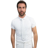 Klassischer Reiter im kompletten Turnieroutfit mit weißer Harcour Herren Turnierkrawatte Corbi. Die vorgebundene Reitkrawatte in edler Waffelpique-Optik sitzt perfekt unter dem Kragen des Turnierhemds. Ideal für Dressur und Springen.