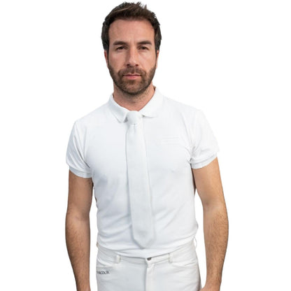 Klassischer Reiter im kompletten Turnieroutfit mit weißer Harcour Herren Turnierkrawatte Corbi. Die vorgebundene Reitkrawatte in edler Waffelpique-Optik sitzt perfekt unter dem Kragen des Turnierhemds. Ideal für Dressur und Springen.
