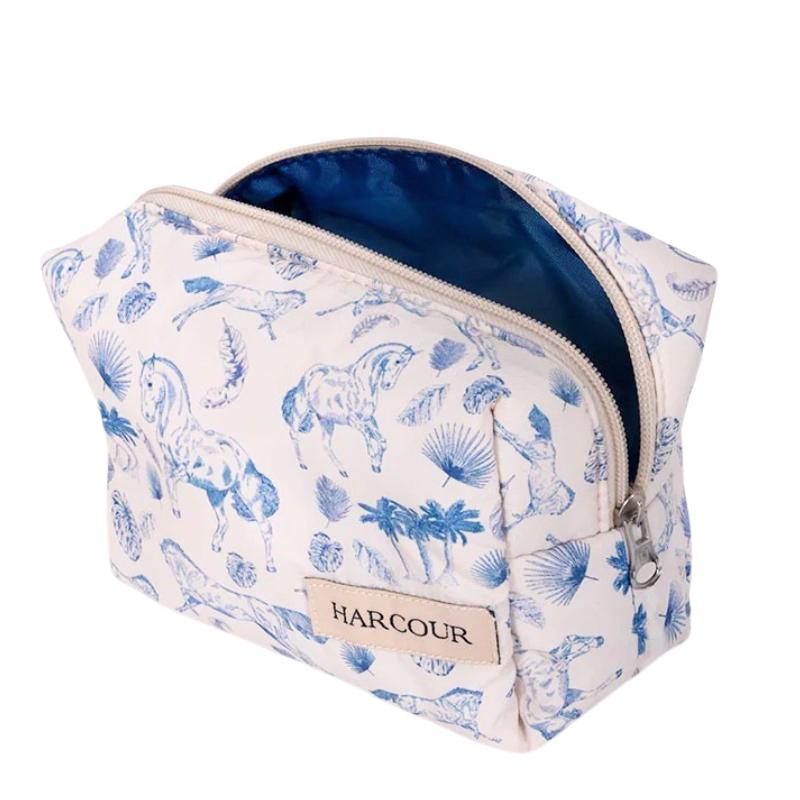 Die geöffnete Harcour Kulturtasche Pam zeigt in der perspektivischen Ansicht von oben ihr fluffiges, dunkelblaues Innenfutter, welches besonders robust gegenüber Flecken durch Make-up oder Kosmetika ist. Diese edle Schminktasche im Equestrian-Design eignet sich perfekt als Make-up Bag oder zur sicheren Aufbewahrung von Schmuck und anderen wertvollen Kleinigkeiten, die im Stallalltag oder auf dem Turnier nicht verloren gehen sollen.