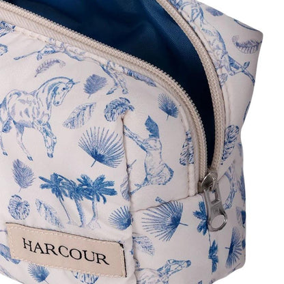 Die Detailaufnahme zeigt den hochwertigen, hellen Reißverschluss der Harcour Kulturtasche Pam im geöffneten Zustand mit seinem edlen silbernen Zipper, der für eine langlebige und reibungslose Handhabung beim sicheren Verstauen von Make-up und Equestrian-Zubehör sorgt.