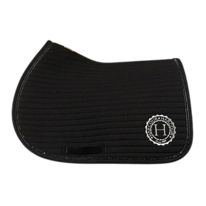 Harcour Ponyschabracke Karembar Black in der Ausführung Vielseitigkeit / Allround. Die kompakte Sattelunterlage für Ponysättel besticht durch anatomische Widerristfreiheit, horizontale Steppung und schwarze Glitzerlitze. Perfekter Allrounder für das Training und Turnier mit dem Pony. 