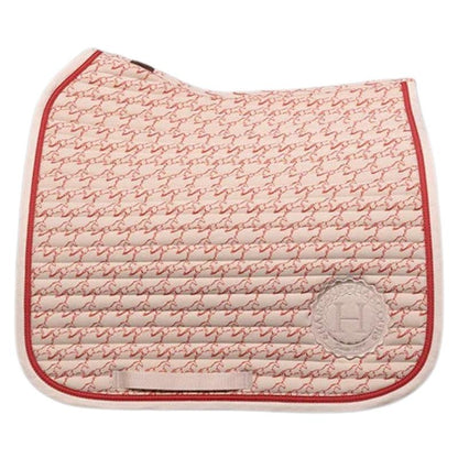 Freigestellte Harcour Dressurschabracke Karembar in Jump Shell Grapefruit mit graphischem Pferdeprint. Perfekt geschnitten für Dressursättel mit langem Sattelblatt. Die Sattelunterlage für Dressurreiter mit horizontaler Steppung, anatomischem Schnitt und korallefarbener Litze 