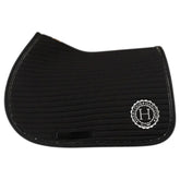 Harcour Springschabracke Karembar Black aus der Essential Kollektion. Zu sehen ist der anatomische Schnitt mit Widerristfreiheit und die horizontale Steppung. Eine klassische schwarze Springschabracke mit dezenter Glitzerlitze für Springsättel. 