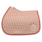 Harcour Springschabracke Karembar Jump Shell Grapefruit. Passt unter moderne Springsättel, klassische Springsättel und Vielseitigkeitssättel. Der Pferdeprint eines springenden Pferdes hebt die Leidenschaft und Dynamik des Springsports hervor. 