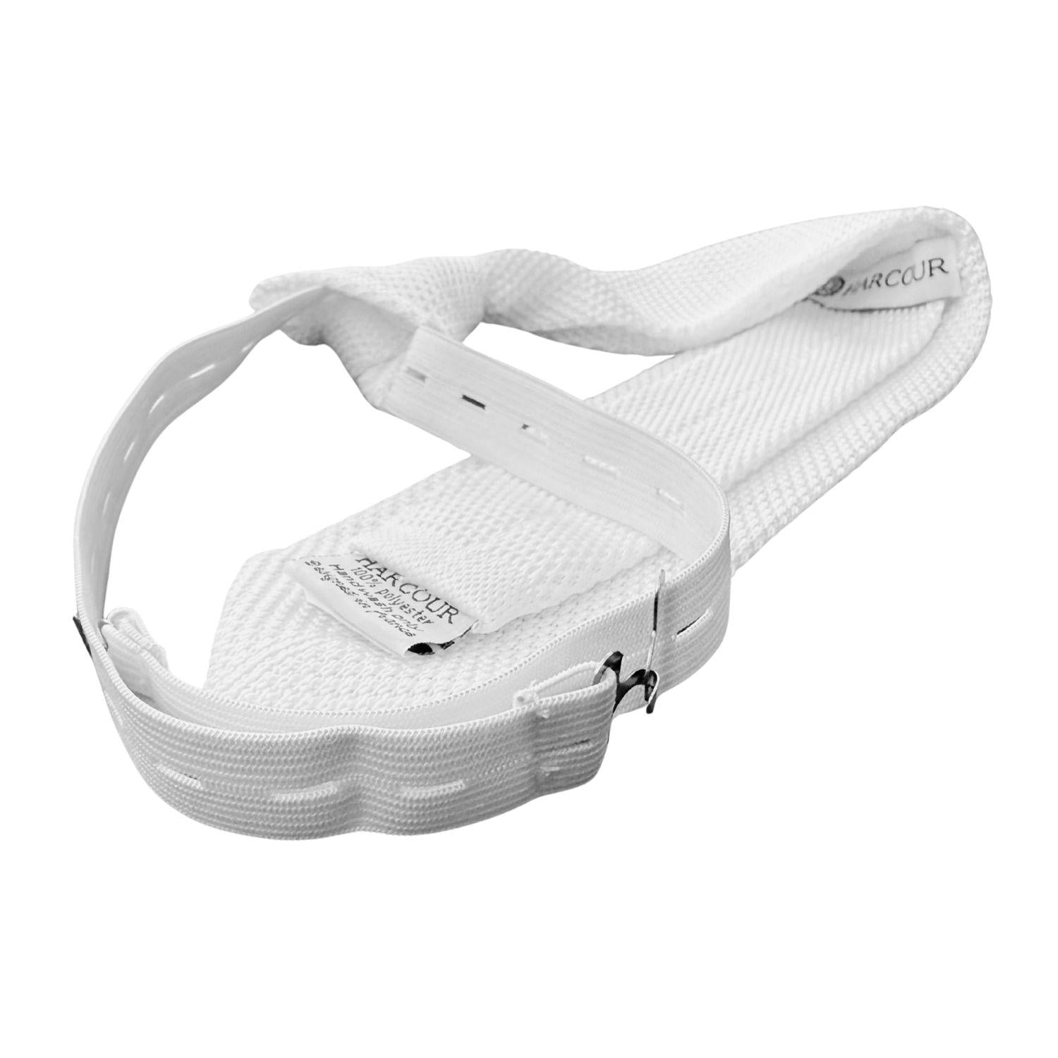 Hochauflösende Detailansicht der halb gefalteten Harcour Corbi Turnierkrawatte für Herren. Sichtbar sind der vorgebundene Knoten, das edle Waffelpique und das verstellbare Easy-Close-Gummiband mit Hakenverschluss. LPO-konformes Must-have für Marscherleichterung im Sommer und den eleganten Auftritt im Reitsakko.