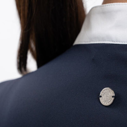 Die Rückansicht des Harcour Turniershirts Shine Navy mit dem dezenten, runden, silbernen Logo auf dem elastischen Stretchmaterial für optimale Bewegungsfreiheit. Der darüber liegende Stehkragen ist kontrastfarbig in Weiß abgesetzt. 