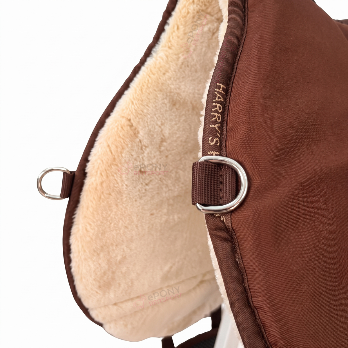 D-Ringe am vorderen Bareback-Pad-Bereich können zum Festbinden von Taschen genutzt werden. Die braune Oberseite und die helle beige Unterseite des Reitkissens von Harrys Horse sind kontrastfarbig.