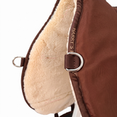 D-Ringe am vorderen Bareback-Pad-Bereich können zum Festbinden von Taschen genutzt werden. Die braune Oberseite und die helle beige Unterseite des Reitkissens von Harrys Horse sind kontrastfarbig.
