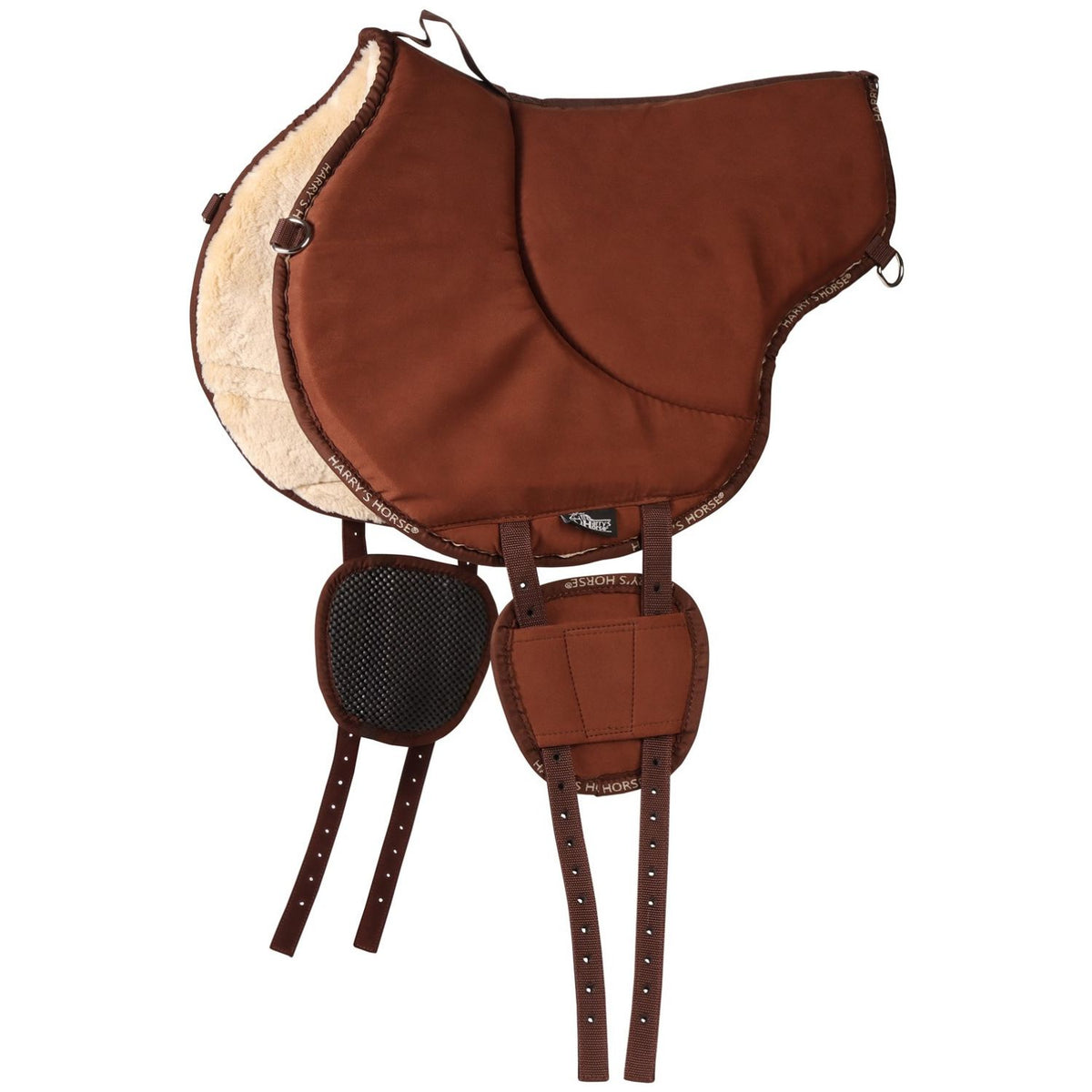 Das Harry Horse Bareback Pad ist auf der Oberseite braun und die Unterseite ist mit hellem Kunstfell besetzt. Das Pad ist im Bereich des Widerrists höher geschnitten. Ein Griff ist dort als kleine Hilfe für das Satteln angebracht. Die V-Gurte hängen herunter und die beiden Gurtpolster sind von außen und innen sichtbar. Am Reitpad sind D-Ringe für Taschen vorne und hinten angebracht. Das Reitpad sieht auf der Unterseite sehr weich aus. Auf der Umrandung des Bareback Pads steht der Herstellername. 