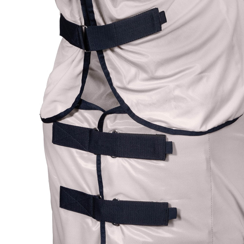 Das Detailbild dieser leichten Fliegenschutzdecke zeigt den stabilen Brustverschluss sowie die drei individuell anpassbaren Verschlüsse am Unterhals des festen Halsteils, welche ein Verrutschen der Sommerdecke effektiv verhindern und eine optimale Passform gewährleisten.