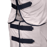 Das Detailbild dieser leichten Fliegenschutzdecke zeigt den stabilen Brustverschluss sowie die drei individuell anpassbaren Verschlüsse am Unterhals des festen Halsteils, welche ein Verrutschen der Sommerdecke effektiv verhindern und eine optimale Passform gewährleisten.