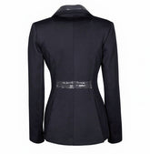 Die Rückansicht des Harry’s Horse Turnierjackets Montpellier im modernen Kurzfrack-Stil präsentiert die elegante Schnittführung für anspruchsvolle Dressurreiterinnen. Im Vergleich zum klassischen Dressurfrack enden die angedeuteten Dressurschöße knapp über dem Sattel, was eine betonte, feminine Taille akzentuiert. Zwei Gehschlitze sorgen für optimale Bewegungsfreiheit. Ein mit dunkelblauen Pailletten betontes, angedeutetes Gürtelband sowie der durchgängig mit Glitzerdetails versehene Kragensteg.