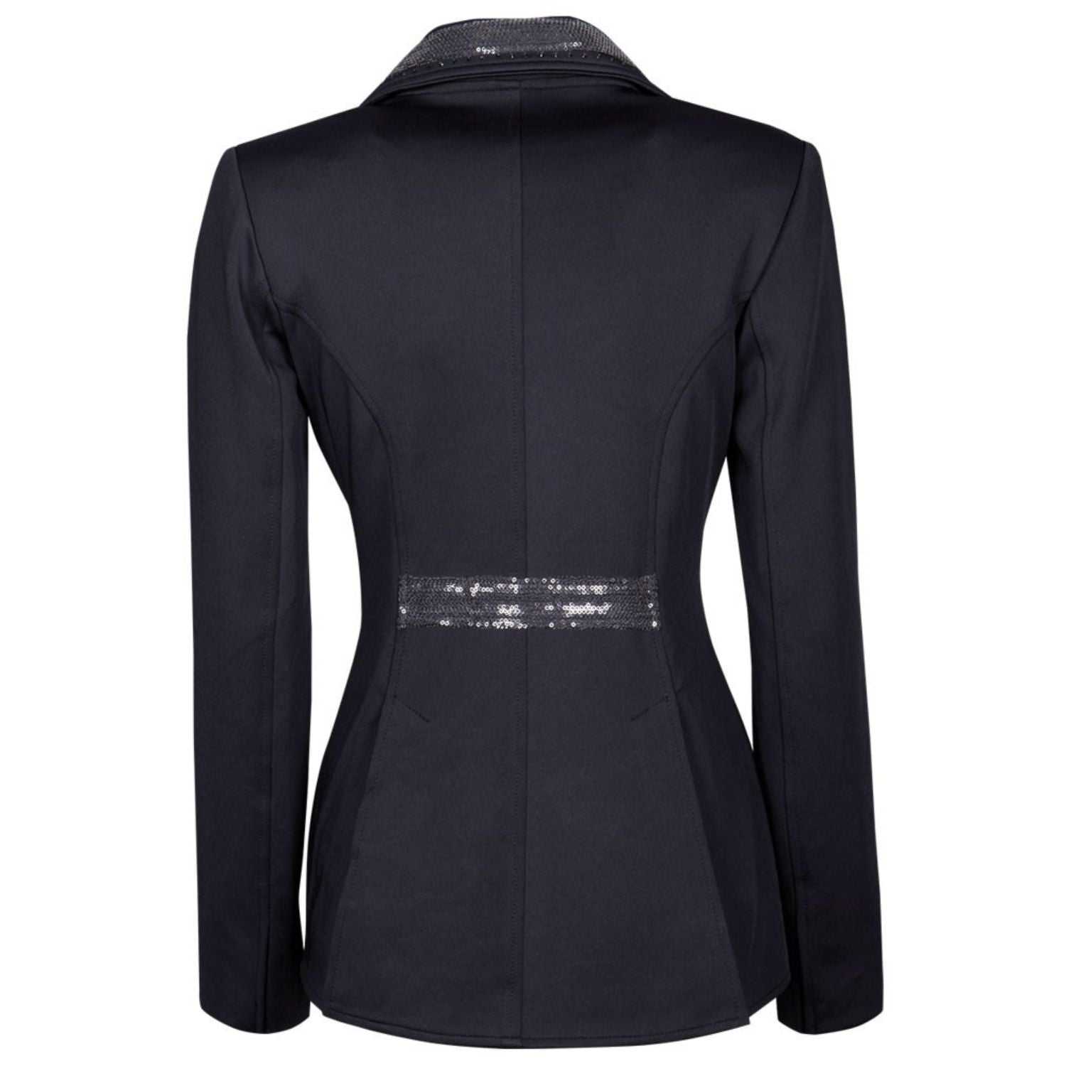 Die Rückansicht des Harry’s Horse Turnierjackets Montpellier im modernen Kurzfrack-Stil präsentiert die elegante Schnittführung für anspruchsvolle Dressurreiterinnen. Im Vergleich zum klassischen Dressurfrack enden die angedeuteten Dressurschöße knapp über dem Sattel, was eine betonte, feminine Taille akzentuiert. Zwei Gehschlitze sorgen für optimale Bewegungsfreiheit. Ein mit dunkelblauen Pailletten betontes, angedeutetes Gürtelband sowie der durchgängig mit Glitzerdetails versehene Kragensteg.