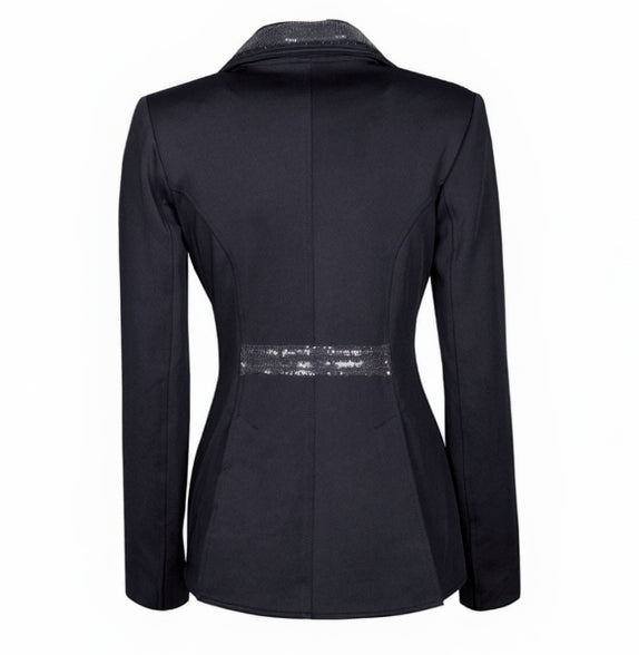 Die Rückansicht des Harry’s Horse Turnierjackets Montpellier im modernen Kurzfrack-Stil präsentiert die elegante Schnittführung für anspruchsvolle Dressurreiterinnen. Im Vergleich zum klassischen Dressurfrack enden die angedeuteten Dressurschöße knapp über dem Sattel, was eine betonte, feminine Taille akzentuiert. Zwei Gehschlitze sorgen für optimale Bewegungsfreiheit. Ein mit dunkelblauen Pailletten betontes, angedeutetes Gürtelband sowie der durchgängig mit Glitzerdetails versehene Kragensteg.