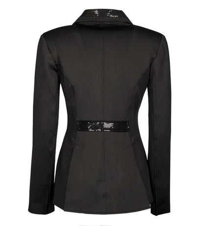 Die Rückansicht des Harry’s Horse Turnierjackets Montpellier im modernen Kurzfrack-Stil präsentiert die elegante Schnittführung für anspruchsvolle Dressurreiterinnen. Im Vergleich zum klassischen Dressurfrack enden die angedeuteten Dressurschöße knapp über dem Sattel, was eine betonte, feminine Taille akzentuiert. Zwei Gehschlitze sorgen für optimale Bewegungsfreiheit. Ein mit schwarzen Pailletten betontes, angedeutetes Gürtelband sowie der durchgängig mit Glitzerdetails am Kragensteg.