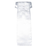 Weißes Harry’s Horse Plastron Diamond für Damen im Dressurreiten, abgebildet in voller Länge mit langem Dressurlatz. Der elegant glänzende Stoff und waagerecht angeordnete, klare, glitzernde Kristallsteine am Kragen veredeln als dezentes Turnieraccessoire jedes Turnieroutfit.