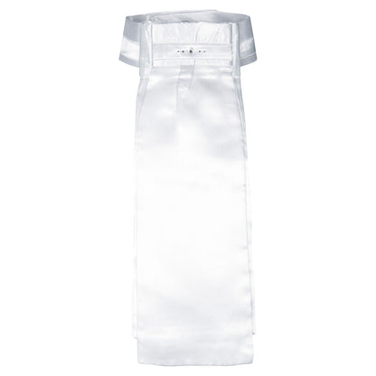 Weißes Harry’s Horse Plastron Diamond für Damen im Dressurreiten, abgebildet in voller Länge mit langem Dressurlatz. Der elegant glänzende Stoff und waagerecht angeordnete, klare, glitzernde Kristallsteine am Kragen veredeln als dezentes Turnieraccessoire jedes Turnieroutfit.