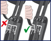 Anwendungshinweis zum Anziehen und Nachgurten des Sattelgurtes. Die Sattelgurtstrippen müssen durch die Rollschnallen durchgeführt werden, bevor der Sattelgurt angezogen wird, und nicht nur durch die Schlaufen vor den Rollschnallen.