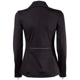 Rückenansicht des schwarzen Harry’s Horse Turnierjackets Glitter für Damen und Kinder. Das taillierte Reitsakko hebt die feminine Silhouette durch ein strukturiertes Taillengürtelband hervor, das mit einer grauen Glitzerbiese und feinen schwarzen Strasssteinen eingefasst ist. Weitere funkelnde Strass-Applikationen veredeln den Ansatz der Gehschlitze auf der Rückseite sowie die Ärmelenden des elastischen 4-Wege-Stretch-Jackets für Dressur und Springen.