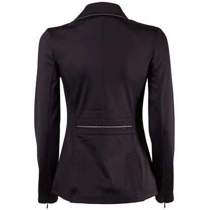 Rückenansicht des schwarzen Harry’s Horse Turnierjackets Glitter für Damen und Kinder. Das taillierte Reitsakko hebt die feminine Silhouette durch ein strukturiertes Taillengürtelband hervor, das mit einer grauen Glitzerbiese und feinen schwarzen Strasssteinen eingefasst ist. Weitere funkelnde Strass-Applikationen veredeln den Ansatz der Gehschlitze auf der Rückseite sowie die Ärmelenden des elastischen 4-Wege-Stretch-Jackets für Dressur und Springen.