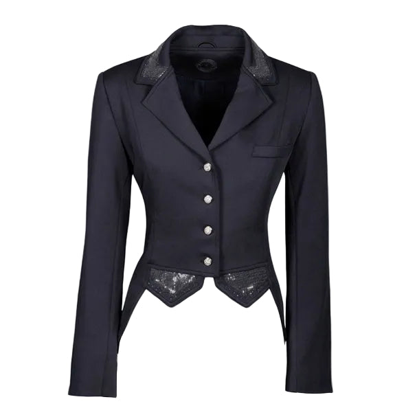 Die Frontansicht des dunkelblauen Harry’s Horse Turnierjackets Montpellier zeigt das edle Kurzfrack-Design für das Dressurviereck mit elegant verkürzten Frontabschlüssen. Der Kragen sowie der an einen klassischen Dressurfrack erinnernde Saum sind detailreich mit navy, glitzernden Pailletten, feinen Strasssteinen und einer abgesetzten Paspel verziert. Neben einer linksseitigen Brusttasche hat das Reitsakko über vier Frontknöpfe, hinter denen das Double-Closure-System mit verdecktem Reißverschluss liegt.