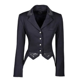 Die Frontansicht des dunkelblauen Harry’s Horse Turnierjackets Montpellier zeigt das edle Kurzfrack-Design für das Dressurviereck mit elegant verkürzten Frontabschlüssen. Der Kragen sowie der an einen klassischen Dressurfrack erinnernde Saum sind detailreich mit navy, glitzernden Pailletten, feinen Strasssteinen und einer abgesetzten Paspel verziert. Neben einer linksseitigen Brusttasche hat das Reitsakko über vier Frontknöpfe, hinter denen das Double-Closure-System mit verdecktem Reißverschluss liegt.