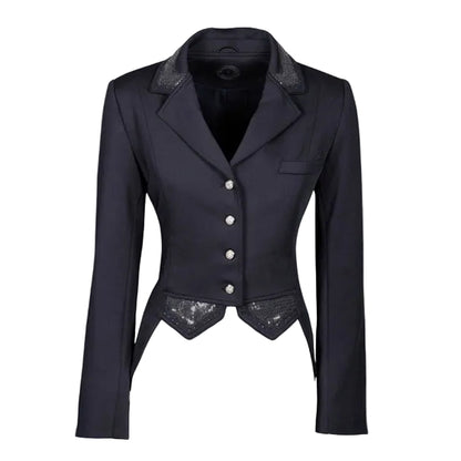 Die Frontansicht des dunkelblauen Harry’s Horse Turnierjackets Montpellier zeigt das edle Kurzfrack-Design für das Dressurviereck mit elegant verkürzten Frontabschlüssen. Der Kragen sowie der an einen klassischen Dressurfrack erinnernde Saum sind detailreich mit navy, glitzernden Pailletten, feinen Strasssteinen und einer abgesetzten Paspel verziert. Neben einer linksseitigen Brusttasche hat das Reitsakko über vier Frontknöpfe, hinter denen das Double-Closure-System mit verdecktem Reißverschluss liegt.