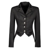 Die Frontansicht des schwarzen Harry’s Horse Turnierjackets Montpellier zeigt das edle Kurzfrack-Design für das Dressurviereck mit elegant verkürzten Frontabschlüssen. Der Kragen sowie der an einen klassischen Dressurfrack erinnernde Saum sind detailreich mit schwarzen, glitzernden Pailletten, feinen Strasssteinen und einer abgesetzten Paspel verziert. Neben einer linksseitigen Brusttasche hat das Reitsakko über vier Frontknöpfe, hinter denen das Double-Closure-System mit verdecktem Reißverschluss liegt.