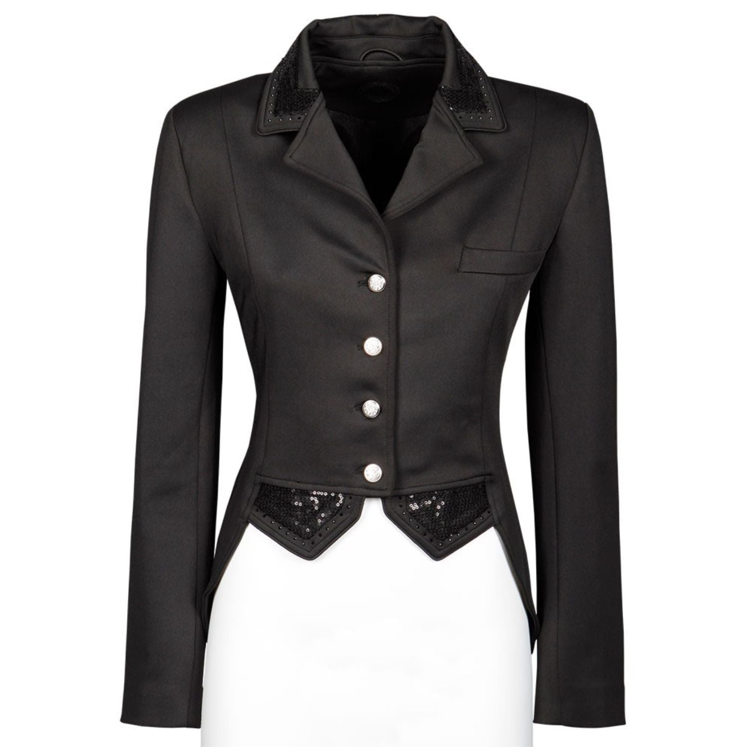 Die Frontansicht des schwarzen Harry’s Horse Turnierjackets Montpellier zeigt das edle Kurzfrack-Design für das Dressurviereck mit elegant verkürzten Frontabschlüssen. Der Kragen sowie der an einen klassischen Dressurfrack erinnernde Saum sind detailreich mit schwarzen, glitzernden Pailletten, feinen Strasssteinen und einer abgesetzten Paspel verziert. Neben einer linksseitigen Brusttasche hat das Reitsakko über vier Frontknöpfe, hinter denen das Double-Closure-System mit verdecktem Reißverschluss liegt.