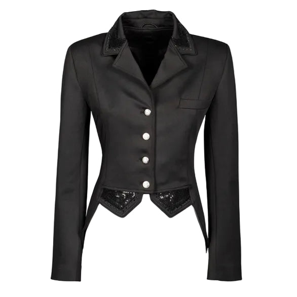 Die Frontansicht des schwarzen Harry’s Horse Turnierjackets Montpellier zeigt das edle Kurzfrack-Design für das Dressurviereck mit elegant verkürzten Frontabschlüssen. Der Kragen sowie der an einen klassischen Dressurfrack erinnernde Saum sind detailreich mit schwarzen, glitzernden Pailletten, feinen Strasssteinen und einer abgesetzten Paspel verziert. Neben einer linksseitigen Brusttasche hat das Reitsakko über vier Frontknöpfe, hinter denen das Double-Closure-System mit verdecktem Reißverschluss liegt.