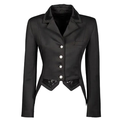 Die Frontansicht des schwarzen Harry’s Horse Turnierjackets Montpellier zeigt das edle Kurzfrack-Design für das Dressurviereck mit elegant verkürzten Frontabschlüssen. Der Kragen sowie der an einen klassischen Dressurfrack erinnernde Saum sind detailreich mit schwarzen, glitzernden Pailletten, feinen Strasssteinen und einer abgesetzten Paspel verziert. Neben einer linksseitigen Brusttasche hat das Reitsakko über vier Frontknöpfe, hinter denen das Double-Closure-System mit verdecktem Reißverschluss liegt.