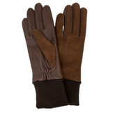 Ein Paar der braunen Hauke Schmidt Winterreithandschuhe Reykjavik, liegend präsentiert. Ein Lederreithandschuh zeigt die Handinnenseite aus robustem Hirschleder für optimalen Zügelmaß-Halt, während der zweite Handschuh die Handrückenseite aus weichem Schafsleder in Curly-Optik präsentiert. Diese klassisch braunen Reithandschuhe sind das ideale Equipment für Reiterinnen, um kalte Hände im Winter zu vermeiden.