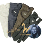 Isabell Werth mit den haukeschmidt Reithandschuhen Bella Rose aus der Isabell Werth Kollektion, erkennbar am metallischen W-Logo am Klettverschluss. Hochwertige Reithandschuhe mit perfektem Grip, optimaler Passform und atmungsaktivem PU-Material, ideal für Dressur, Training und Turnier. Das Bella Rose Modell steht für präzises Reiten, feine Verbindung zum Pferd und professionelles Equipment für ambitionierte Reiterinnen und Reiter.