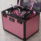 etailansicht von oben in die gefüllte Imperial Riding Putzbox IRHShiny in Dark Mauve. Die gezeigte Pferdeputzbox ist farblich abgestimmt Ton in Ton mit Imperial Riding Bürsten, Kardätschen, Striegeln, Hufpinsel und Schweißmesser für die professionelle Pferdepflege bestückt