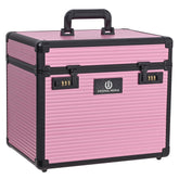 Geschlossene Imperial Riding Putzbox IRHShiny in Dark Mauve (zartes Rosa-Lila) mit geriffelter Oberfläche und schwarzem Rahmen. Die edle Pferdeputzbox mit Zahlenschloss schützt dein Pferdepflege-Equipment, Bürsten und Pflegemittel sicher vor unbefugtem Zugriff in der Stallgasse und auf dem Turnier.